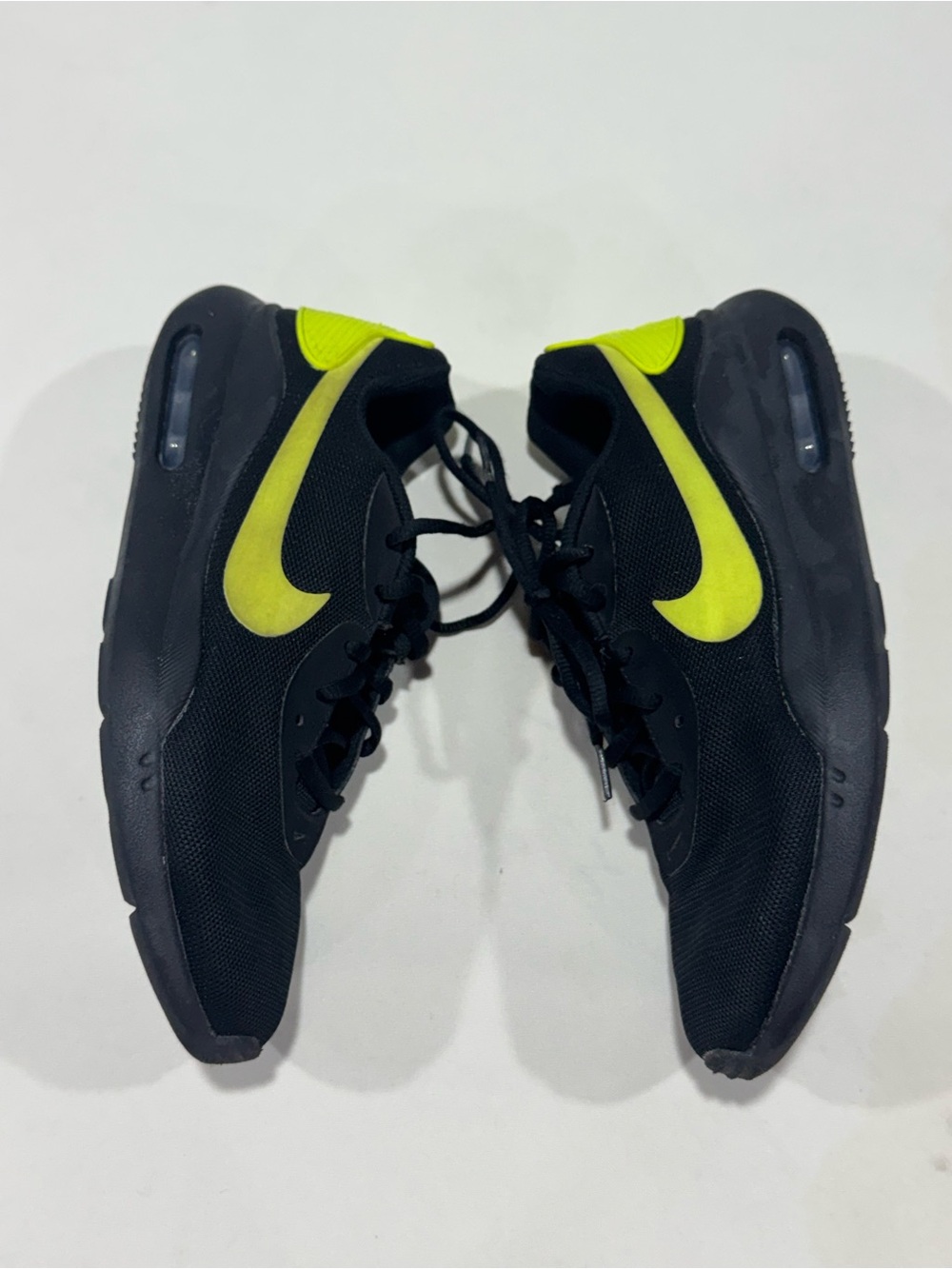 Nike Air Max Oketo GS Size 8.5 Black Volt Athletic Running Sneaker AR7419-004